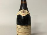 bouteille de vin rouge sur une table blanche sur fond blanc