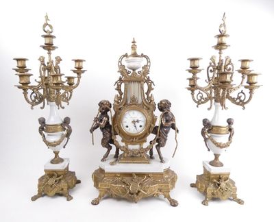 quatre types d'horloges différents exposés sur une table