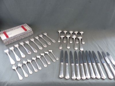plusieurs fourchettes et cuillères disposées sur une table