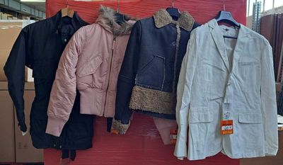 de nombreuses vestes suspendues à un portemanteau dans un magasin