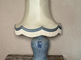 une lampe de table bleue et blanche posée sur une table