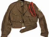 une photo d'une veste militaire ornée d'un cordon rouge
