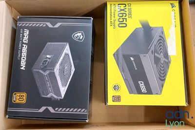 deux cartons contenant des blocs d'alimentation pour ordinateurs, le tout dans un seul carton