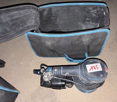 un sac d'outils posé par terre à côté d'une paire de chaussures