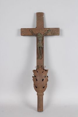 crucifix en bois représentant Jésus sur la croix, sur fond blanc