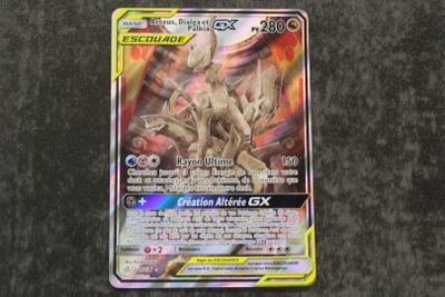 gros plan d'une carte pokemon sur une table