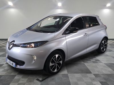 une photo d'une voiture argentée dans un showroom