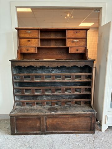 Vaisselier et caisson de bureau.