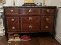 COMMODE à ressaut central, d'époque Transition, ouvrant par …