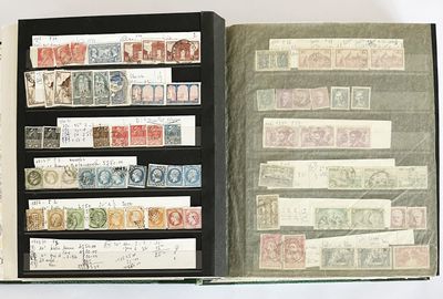 un livre ouvert avec des timbres sur une table