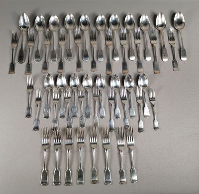plusieurs fourchettes et cuillères disposées sur une table