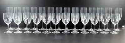 un grand nombre de verres à vin vides posés sur une table