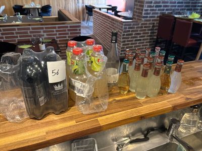 de nombreuses bouteilles d'alcool posées sur le comptoir d'un restaurant