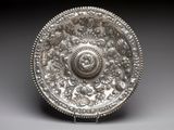 un plat en argent ciselé orné d'un motif décoratif