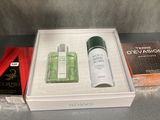 une boîte contenant un flacon de lotion et un autre flacon de lotion