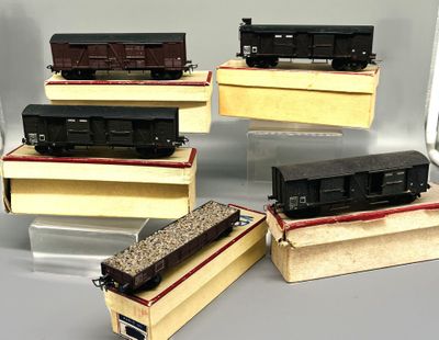 Plusieurs types de trains miniatures sont exposés dans une vitrine.