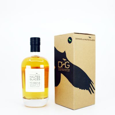 une image d'une bouteille de whisky à côté d'une boîte en carton
