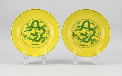 deux assiettes jaunes et vertes ornées de motifs représentant des dragons