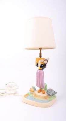 une lampe posée sur une table sur laquelle se trouve une lampe