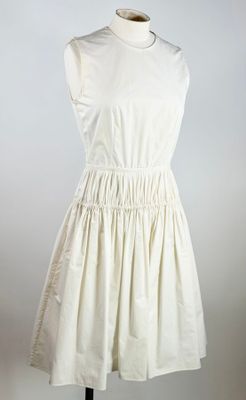 une image d'une robe blanche sur un mannequin
