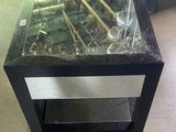 une table en verre avec un plateau en verre, posée sur un sol recouvert de moquette