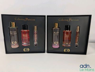 quelques flacons de parfum posés sur une table