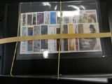 un classeur noir sur lequel sont collés plusieurs timbres