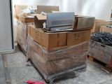 une pile de cartons sur laquelle est posé un ordinateur portable