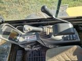 une vue de l'intérieur d'un véhicule depuis le siège du conducteur