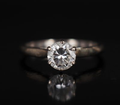 gros plan d'une bague en diamant sur une surface noire