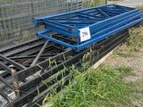 un tas de métal et de bois par terre