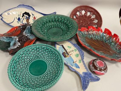 de nombreuses assiettes et bols posés sur une table