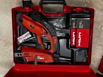 une caisse à outils rouge avec des outils sur le sol