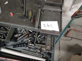 une boîte remplie d'outils posés sur le sol