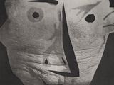 une vieille photo en noir et blanc représentant la tête d'un homme dont le visage est fait de papier