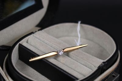 une bague dans un écrin, sertie d'un diamant