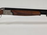 un fusil de chasse avec un canon en bois et un support en plastique transparent