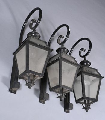 trois lampadaires noirs et argentés sur fond blanc