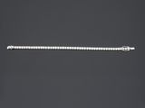 un bracelet en diamants et en or blanc