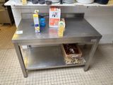 une table dans la cuisine sur laquelle sont posés tout un tas de plats