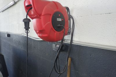 un ventilateur rouge fixé sur le côté d'un mur