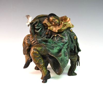 une statue représentant un homme assis sur un éléphant