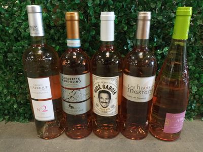 Lot de 66 bouteilles alocoolisées comprenant différents rosé…