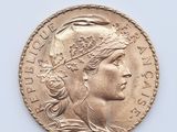 gros plan d'une pièce de monnaie sur laquelle figure une tête de femme