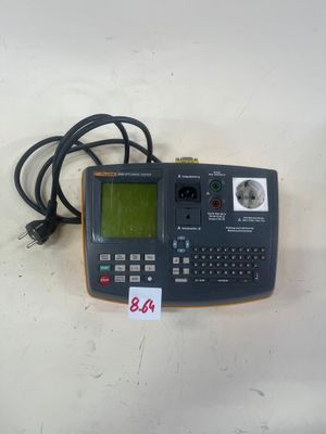 une calculatrice posée sur une table