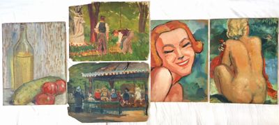 Plusieurs tableaux représentant une femme sont accrochés au mur.