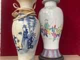 deux vases posés sur une table, avec un mur rouge en arrière-plan