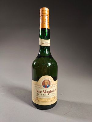 l'image d'une bouteille de vin posée sur une table