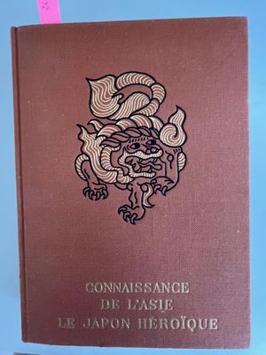un livre marron sur lequel figure un dragon, sur un fond bleu