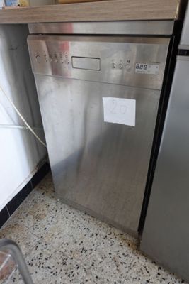 un lave-vaisselle argenté posé dans un coin de la cuisine